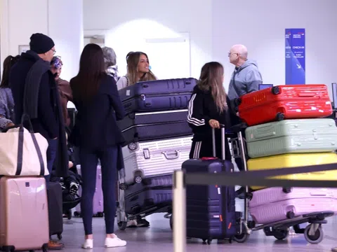 Dàn hậu phương tuyển Anh tới Qatar với cả "núi'' hành lý