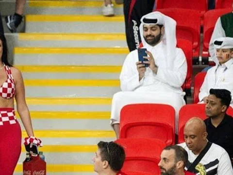 Cổ động viên Qatar chụp ảnh tố cáo với gương mặt... háo hức