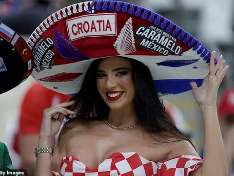 Người mẫu Croatia lại làm bùng nổ khán đài sân Lusail