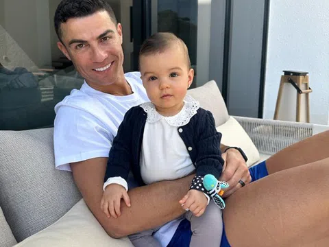 Bạn gái Ronaldo chia sẻ hình ảnh mới nhất của con gái nhỏ