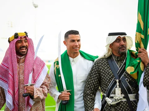 Ronaldo hóa thanh niên Trung Đông trong ngày lễ lớn tại Saudi Arabia
