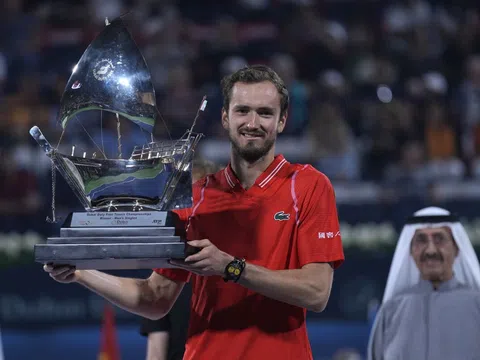 Hạ Rublev, Medvedev lập “hat-trick sân cứng”