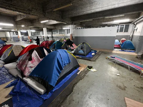 Pháp khuyến khích người vô gia cư rời Paris trước Thế vận hội 