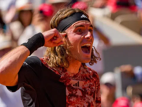 Tsitsipas thắng vất vả, Sakkari bị loại ngay vòng 1 Roland Garros