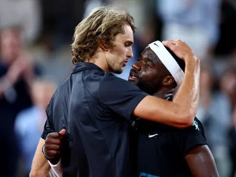 Zverev tiễn Tiafoe rời Roland Garros