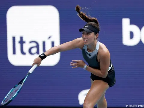 Pegula giành vé đầu tiên vào bán kết WTA Finals