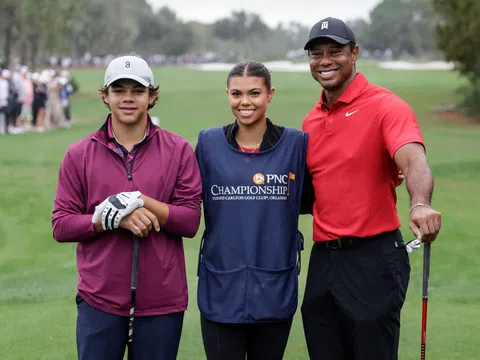 Con gái của Tiger Woods làm caddie cho bố