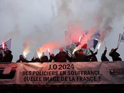 Cảnh sát Pháp diễu hành đòi tăng lương dịp Olympic 2024