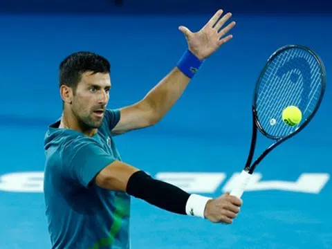 Djokovic chật vật trước tay vợt lần đầu ra mắt Australia Open