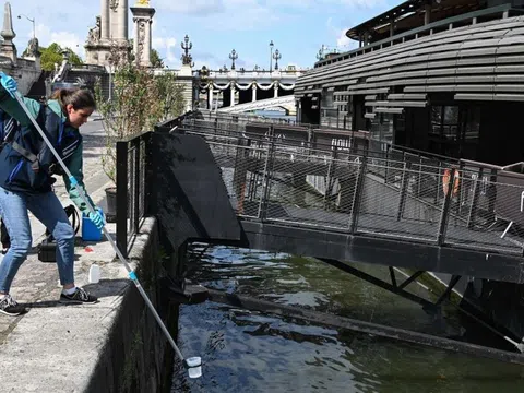 Cảnh báo về ô nhiễm và nguy hiểm trên sông Seine