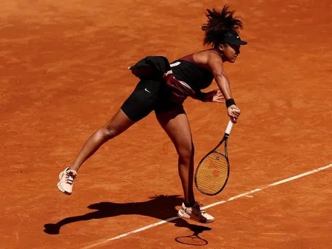 Naomi Osaka giành chiến thắng đầu tiên trên sân đất nện kể từ năm 2022