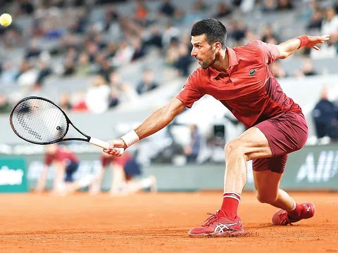 Các tay vợt phàn nàn về những trận đấu kết thúc quá muộn tại Roland Garros