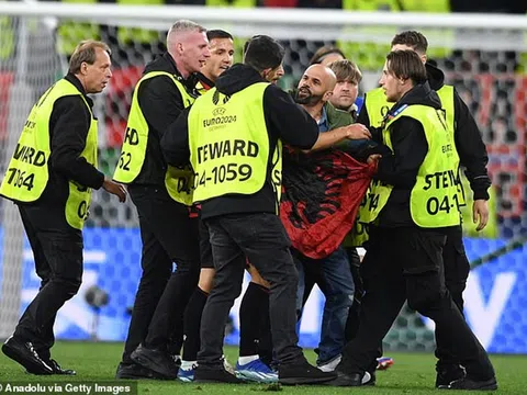 Liên đoàn Bóng đá Albania bị vạ lây vì cổ động viên