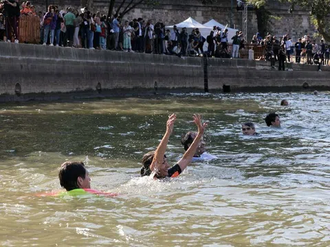 Thị trưởng Paris hoàn thành việc bơi trên sông Seine trước thềm Thế vận hội