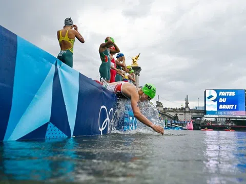 Đội Triathlon Bỉ bỏ thi vì một vận động viên bị ốm sau khi bơi trên sông Seine?