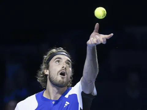 Tsitsipas chật vật tiến vào vòng 2 Swiss Indoors