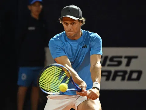 Cựu cầu thủ Diego Forlan thua trận ra mắt quần vợt chuyên nghiệp tại Uruguay Open