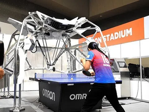 Robot bóng bàn đấu với vận động viên đoạt huy chương Olympic