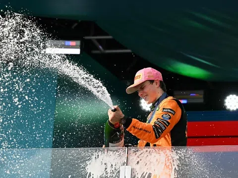 Oscar Piastri giành chiến thắng chặng thứ ba liên tiếp