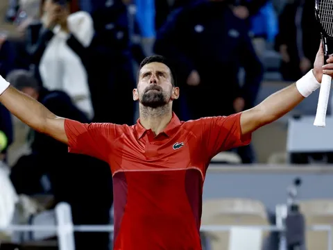 Ngược dòng thắng Zverev, Djokovic gặp Sinner tại bán kết Roland Garros 2025
