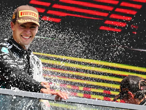“Thắng kiện”, Russell vô địch chặng đua Công thức 1 Grand Prix Canada