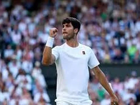 Carlos Alcaraz ngược dòng vào tứ kết Wimbledon 2025