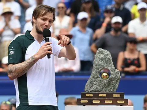 Bublik lần đầu đăng quang trên sân đất nện giải Swiss Open