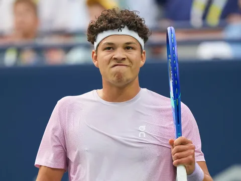 Ben Shelton ngược dòng vào tứ kết Canada Open