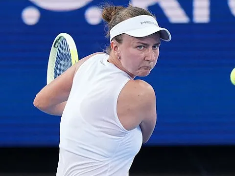 Chật vật thắng thiếu niên 17 tuổi, Krejcikova vào vòng 3 Cincinnati Open