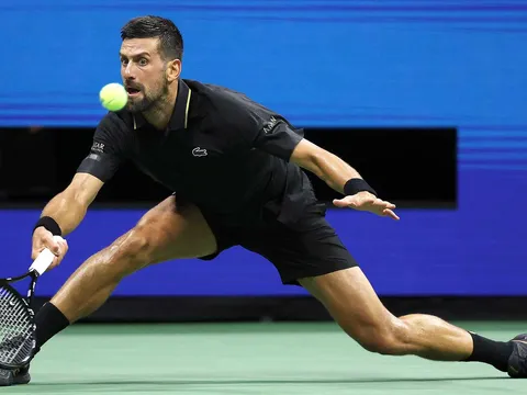 Djokovic chật vật vượt qua Learner Tien