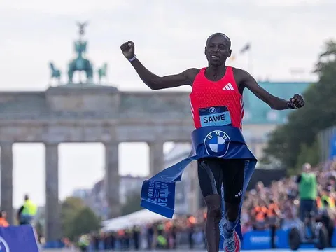 Sabastian Sawe vô địch Berlin Marathon trong điều kiện nắng nóng bất thường
