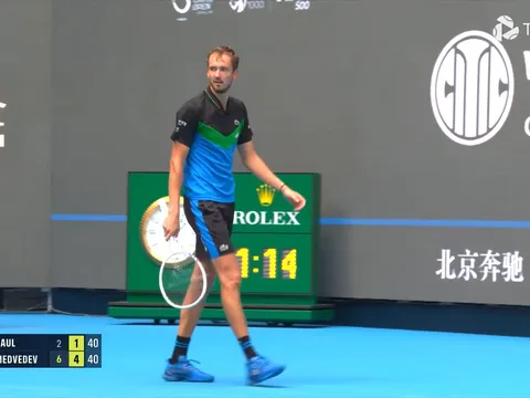 Phục hồi phong độ, Medvedev gặp Zverev ở tứ kết China Open 2025