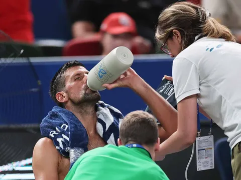 Vượt qua thời tiết khắc nghiệt, Djokovic vào tứ kết Shanghai Masters 2025