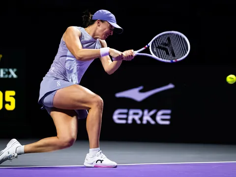 Swiatek, Sabalenka và Pegula thắng trận mở màn WTA Finals 2025