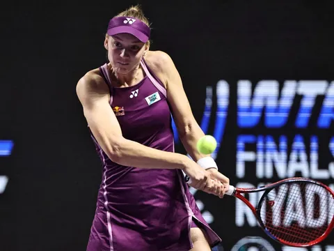 Rybakina giành vé đầu tiên vào bán kết WTA Finals 2025