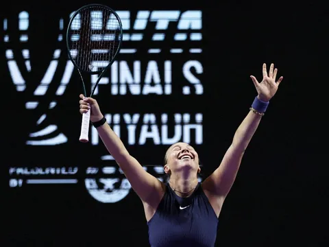 Đánh bại Swiatek, Anisimova giành vé vào bán kết WTA Finals