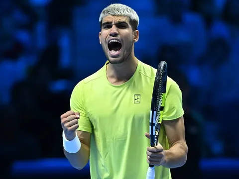 Ngược dòng đánh bại Fritz, Alcaraz sớm giành vé vào bán kết ATP Finals 2025