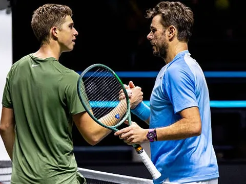 "Lão tướng" 40 tuổi Wawrinka dạy bài học kinh nghiệm cho đối thủ 17 tuổi trong trận cầu lịch sử