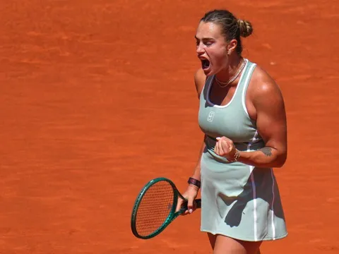 Sabalenka kiên cường vượt qua Osaka giữa "cơn bão" virus lạ