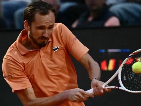 Medvedev ngược dòng nghẹt thở, hẹn Sinner ở bán kết Rome Masters