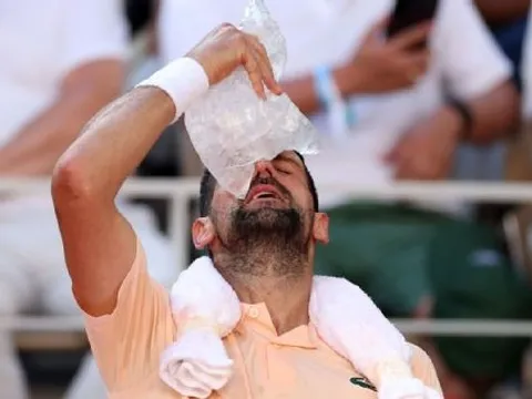 Vượt qua nắng nóng và sức ép khán giả, Djokovic vào vòng 3 Roland Garros 2026