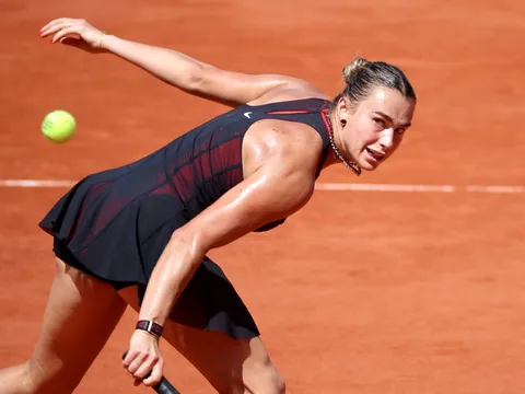 Sabalenka thắp sáng đêm Paris