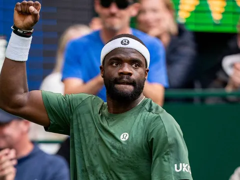 Tiafoe "đè bẹp" á quân Roland Garros ngay vòng 1 Halle Open