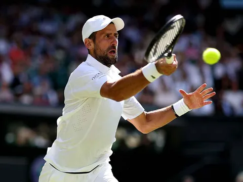 Xô đổ kỷ lục của Roger Federer, Djokovic nhọc nhằn ghi tên vào tứ kết Wimbledon