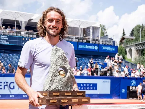 Tsitsipas giải “cơn khát” danh hiệu sau 16 tháng bằng chức vô địch tại Gstaad 