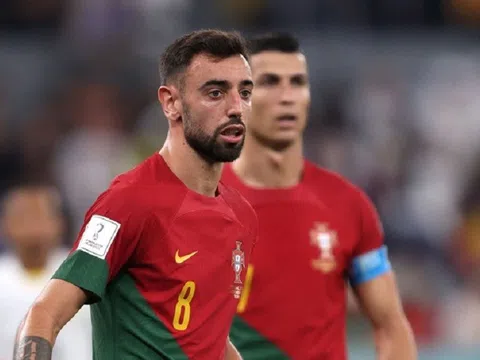 Tiền vệ Bruno Fernandes bênh vực Cristiano Ronaldo sau chiến thắng của Bồ Đào Nha