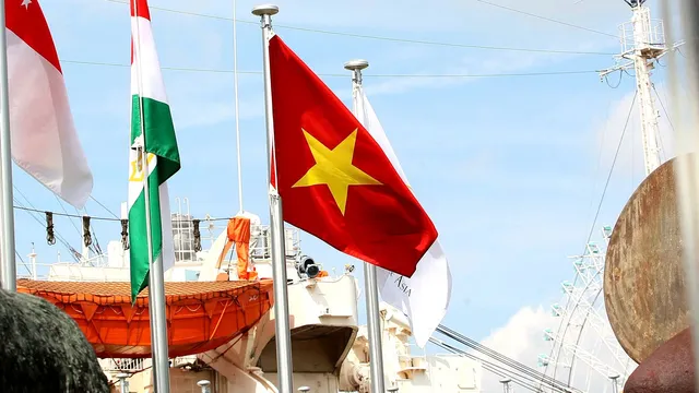 Quốc kỳ Việt Nam tung bay trên bầu trời Nagoya