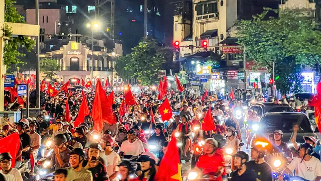 Hàng vạn người nhuộm đỏ phố phường, mừng chiến thắng của đội tuyển Việt Nam