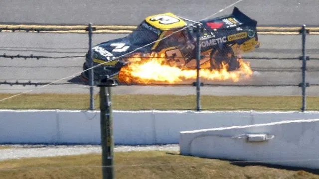 Khoảnh khắc kinh hoàng tại cuộc đua xe NASCAR