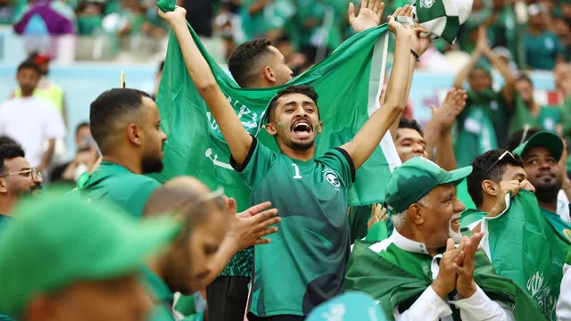 Màn ăn mừng “ướt át” trong phòng thay đồ của đội tuyển Saudi Arabia 